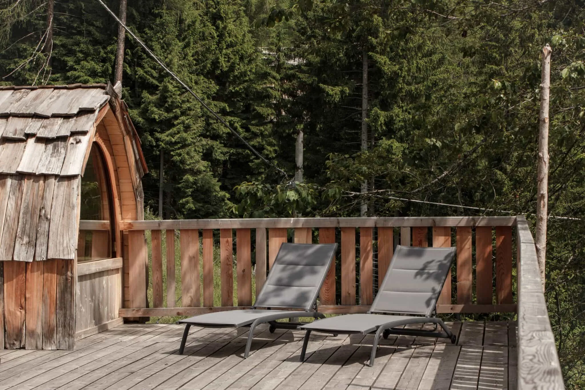 Privater Outdoor-Whirlpool im Chalet Laugenblick mit Blick auf die Südtiroler Alpen