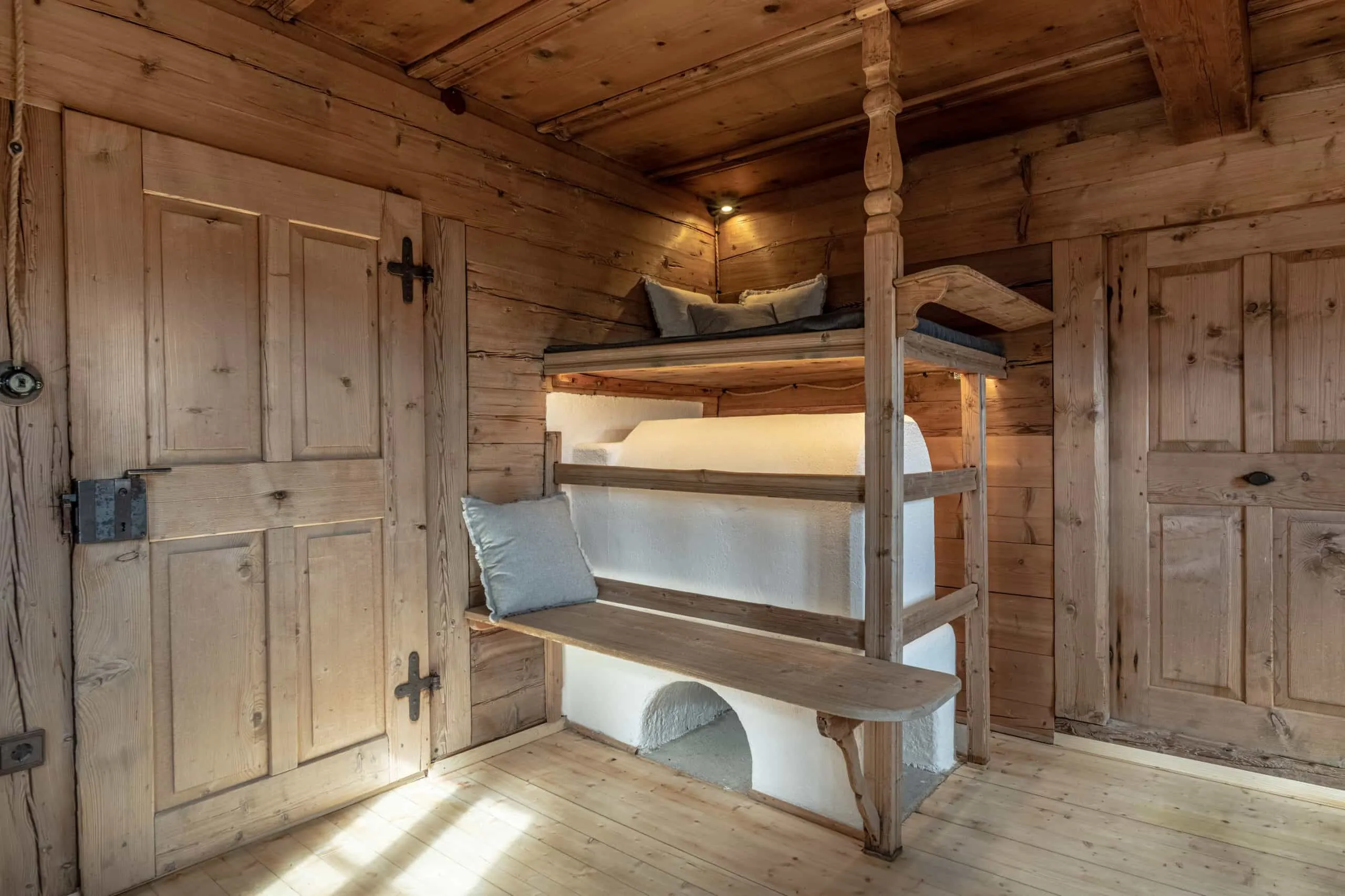 Alpiner Luxus im Wohnbereich des Chalet Laugenblick mit traditioneller Stube